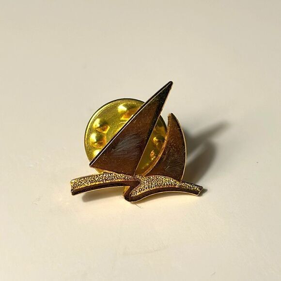 Vintage gold tone sailboat pin with wave - Picture 1 of 4
